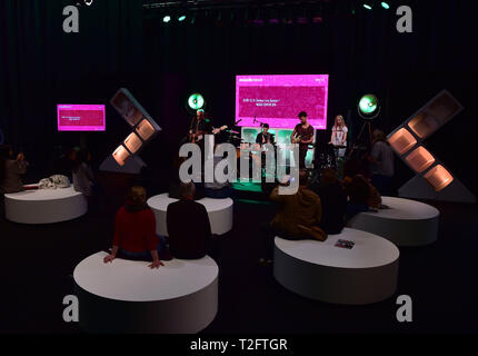 Frankfurt am Main, Deutschland. 2 Apr, 2019. Eine Band aus Italien führt auf der Musikmesse in Frankfurt, Deutschland, am 2. April 2019. Die viertägige Veranstaltung Musikmesse, Europas führende Fachmesse für die Musikindustrie, hier am Dienstag trat. Credit: Lu Yang/Xinhua/Alamy leben Nachrichten Stockfoto