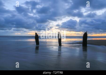 Walney Island, Cumbria GROSSBRITANNIEN. 2. April 2019. UK Wetter. Nach einem kalten Tag mit Sonnenschein und winterliche Duschen Sonnenuntergang von Walney Island an der Küste von Cumbria. Kredit Greenburn/Alamy Leben Nachrichten. Stockfoto