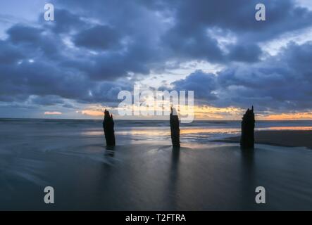 Walney Island, Cumbria GROSSBRITANNIEN. 2. April 2019. UK Wetter. Nach einem kalten Tag mit Sonnenschein und winterliche Duschen Sonnenuntergang von Walney Island an der Küste von Cumbria. Kredit Greenburn/Alamy Leben Nachrichten. Stockfoto