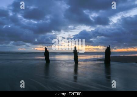 Walney Island, Cumbria GROSSBRITANNIEN. 2. April 2019. UK Wetter. Nach einem kalten Tag mit Sonnenschein und winterliche Duschen Sonnenuntergang von Walney Island an der Küste von Cumbria. Kredit Greenburn/Alamy Leben Nachrichten. Stockfoto