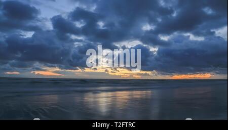 Walney Island, Cumbria GROSSBRITANNIEN. 2. April 2019. UK Wetter. Nach einem kalten Tag mit Sonnenschein und winterliche Duschen Sonnenuntergang von Walney Island an der Küste von Cumbria. Kredit Greenburn/Alamy Leben Nachrichten. Stockfoto