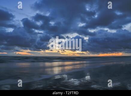 Walney Island, Cumbria GROSSBRITANNIEN. 2. April 2019. UK Wetter. Nach einem kalten Tag mit Sonnenschein und winterliche Duschen Sonnenuntergang von Walney Island an der Küste von Cumbria. Kredit Greenburn/Alamy Leben Nachrichten. Stockfoto