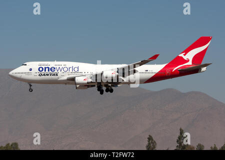 Santiago, Chile. 19 Mär, 2019. Eine Qantas Boeing 747-400ER gesehen der Landung am Flughafen Santiago. Credit: Fabrizio Gandolfo/SOPA Images/ZUMA Draht/Alamy leben Nachrichten Stockfoto