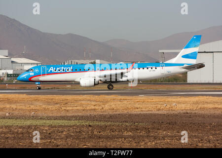 Santiago, Chile. 19 Mär, 2019. Eine Austral Lineas Gebiete Embraer 190 bereit gesehen Flughafen Santiago zu verlassen. Credit: Fabrizio Gandolfo/SOPA Images/ZUMA Draht/Alamy leben Nachrichten Stockfoto