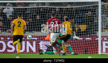 Wolverhampton, Großbritannien. 02 Apr, 2019. Diogo Jota der Wölfe Kerben sein Ziel während der Premier League Match zwischen Wolverhampton Wanderers und Manchester United an Molineux, Wolverhampton, England am 2. April 2019. Foto von Andy Rowland. Credit: Andrew Rowland/Alamy leben Nachrichten Stockfoto