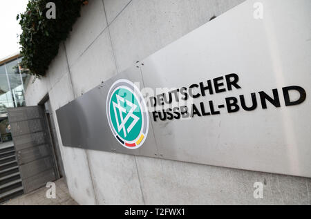 Frankfurt. 2 Apr, 2019. Foto am 2. April 2019 zeigt eine Außenansicht von der Zentrale des Deutschen Fußball-Bundes (DFB) in Frankfurt am Main, Deutschland. Präsident des DFB Reinhard Grindel nach Behauptungen der nicht angemeldeten Ergebnis abgefunden, die der DFB hat in einer offiziellen Erklärung am Dienstag bestätigt. Credit: Florian Ulrich/Xinhua/Alamy leben Nachrichten Stockfoto