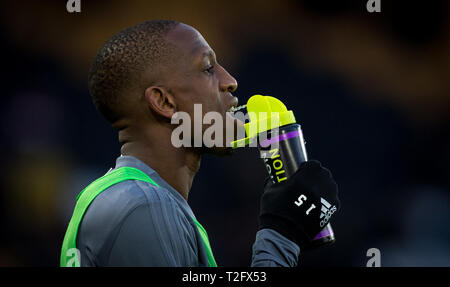 Wolverhampton, Großbritannien. 02 Apr, 2019. Willy Boly der Wölfe vor Gleichen während der Premier League Match zwischen Wolverhampton Wanderers und Manchester United an Molineux, Wolverhampton, England am 2. April 2019. Foto von Andy Rowland. Credit: Andrew Rowland/Alamy leben Nachrichten Stockfoto