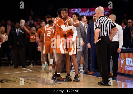 April 02, 2019: Texas Longhorns guard Kerwin Roach II (12) und die Texas Longhorns guard Courtney Ramey (3) feiern am Ende es Spiel im Halbfinale des NIT Turnier Spiel zwischen der Texas Longhorns und die TCU Horned Frogs im Madison Square Garden, New York, New York. Die Texas Longhorns Niederlage der TCU Horned Frogs 58-44. Obligatorische Credit: Kostas Lymperopoulos/CSM Stockfoto