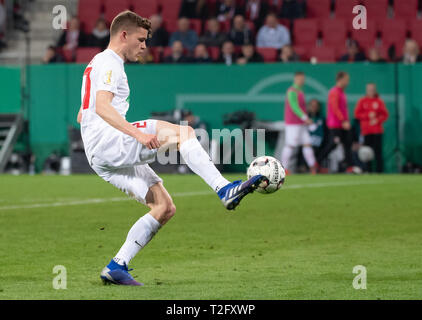 Augsburg, Deutschland. 02 Apr, 2019. Fussball: DFB-Pokal, FC Augsburg - RB Leipzig, Viertelfinale in der WWK Arena. Alfred Finnbogason Augsburg spielt den Ball. Credit: Sven Hoppe/dpa/Alamy leben Nachrichten Stockfoto