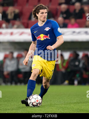 Augsburg, Deutschland. 02 Apr, 2019. Fussball: DFB-Pokal, FC Augsburg - RB Leipzig, Viertelfinale in der WWK Arena. Marcel Sabitzer aus Leipzig spielt den Ball. Credit: Sven Hoppe/dpa/Alamy leben Nachrichten Stockfoto