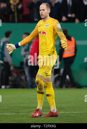 Augsburg, Deutschland. 02 Apr, 2019. Fussball: DFB-Pokal, FC Augsburg - RB Leipzig, Viertelfinale in der WWK Arena. Torwart Peter Gulacsi Leipzig Gesten auf dem Spielfeld. Credit: Sven Hoppe/dpa/Alamy leben Nachrichten Stockfoto