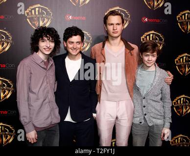 Las Vegas, NV, USA. 2 Apr, 2019. Finn Wolfhard, Aneurin Barnard, Ansel Elgort, Oakes Fegley anwesend für Warner Bros. Bilder CinemaCon Präsentation, das Kolosseum von Caesars Palace, Las Vegas, NV April 2, 2019. Credit: JA/Everett Collection/Alamy leben Nachrichten Stockfoto