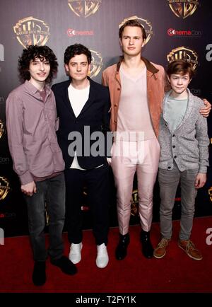 Las Vegas, NV, USA. 2 Apr, 2019. Finn Wolfhard, Aneurin Barnard, Ansel Elgort, Oakes Fegley anwesend für Warner Bros. Bilder CinemaCon Präsentation, das Kolosseum von Caesars Palace, Las Vegas, NV April 2, 2019. Credit: JA/Everett Collection/Alamy leben Nachrichten Stockfoto