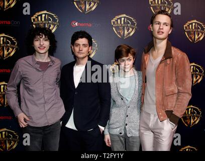 Las Vegas, NV, USA. 2 Apr, 2019. Finn Wolfhard, Aneurin Barnard, Oakes Fegley, Ansel Elgort anwesend für Warner Bros. Bilder CinemaCon Präsentation, das Kolosseum von Caesars Palace, Las Vegas, NV April 2, 2019. Credit: JA/Everett Collection/Alamy leben Nachrichten Stockfoto