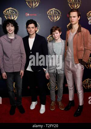 Las Vegas, NV, USA. 2 Apr, 2019. Finn Wolfhard, Aneurin Barnard, Oakes Fegley, Ansel Elgort anwesend für Warner Bros. Bilder CinemaCon Präsentation, das Kolosseum von Caesars Palace, Las Vegas, NV April 2, 2019. Credit: JA/Everett Collection/Alamy leben Nachrichten Stockfoto