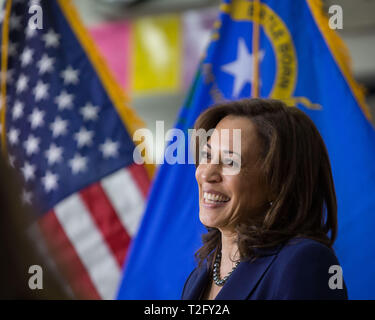 Carson City, Nevada, USA. 2 Apr, 2019. Präsidentschaftskandidat Senator Kamala Harris, nimmt an einer Diskussionsrunde mit Pädagogen im Eagle Valley Middle School in Carson City, Nevada, am Dienstag Nachmittag. Credit: Tracy Barbutes/ZUMA Draht/Alamy leben Nachrichten Stockfoto