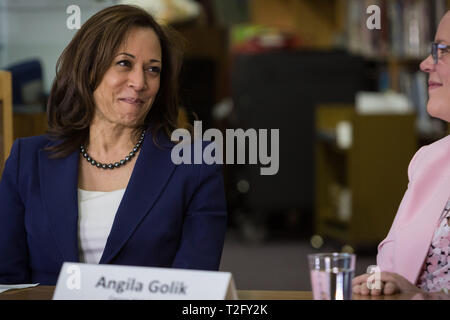 Carson City, Nevada, USA. 2 Apr, 2019. Präsidentschaftskandidat Senator Kamala Harris, reagiert mit ANGILA GOLICK, ein Carson City Lehrer, während einer Diskussionsrunde mit Pädagogen im Eagle Valley Middle School in Carson City, Nevada, am Dienstag Nachmittag. Credit: Tracy Barbutes/ZUMA Draht/Alamy leben Nachrichten Stockfoto