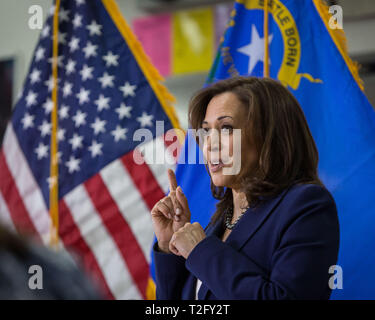 Carson City, Nevada, USA. 2 Apr, 2019. Präsidentschaftskandidat Senator Kamala Harris, nimmt an einer Diskussionsrunde mit Lehrer an der Eagle Valley Middle School in Carson City, Nevada, am Dienstag Nachmittag. Credit: Tracy Barbutes/ZUMA Draht/Alamy leben Nachrichten Stockfoto