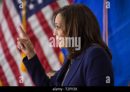 Carson City, Nevada, USA. 2 Apr, 2019. Präsidentschaftskandidat Senator Kamala Harris, nimmt an einer Diskussionsrunde mit Pädagogen im Eagle Valley Middle School in Carson City, Nevada, am Dienstag Nachmittag. Credit: Tracy Barbutes/ZUMA Draht/Alamy leben Nachrichten Stockfoto