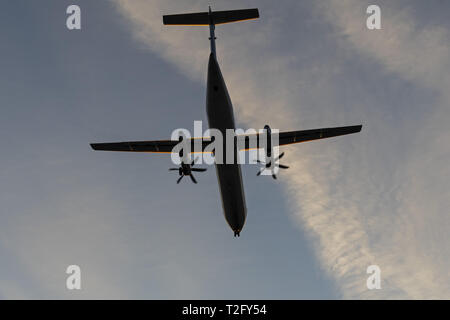 Richmond, British Columbia, Kanada. 1 Apr, 2019. Eine Air Canada Express Bombardier Dash 8 Q400 Turboprop regional Airliner auf kurze letzte Ansatz zur Landung auf dem Internationalen Flughafen von Vancouver. Die airliner ist im Besitz von Jazz Aviation betrieben und fliegt im Auftrag von Air Canada. Credit: bayne Stanley/ZUMA Draht/Alamy leben Nachrichten Stockfoto