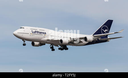 Richmond, British Columbia, Kanada. 2 Apr, 2019. Ein Lufthansa Boeing 747-400 (D-ABVM) breit - Körper Jetliner, gemalt in der Airline neue Lackierung, auf kurze letzte Ansatz zur Landung auf dem Internationalen Flughafen von Vancouver. Credit: bayne Stanley/ZUMA Draht/Alamy leben Nachrichten Stockfoto