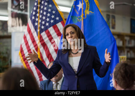 Carson City, Nevada, USA. 2 Apr, 2019. Präsidentschaftskandidat Senator Kamala Harris, nimmt an einer Diskussionsrunde mit Pädagogen im Eagle Valley Middle School in Carson City, Nevada, am Dienstag Nachmittag. Credit: Tracy Barbutes/ZUMA Draht/Alamy leben Nachrichten Stockfoto