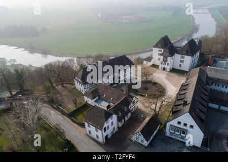 23. März 2019, Niedersachsen, Fürstenberg: Außenansicht der Burganlage mit dem Museum der Porzellanmanufaktur Fürstenberg an der Weser. (Luftbild mit Drone) Foto: Swen Pförtner/dpa Stockfoto