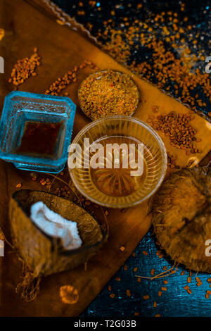 Home Remedy Haare fallen also Bockshornkleesamen oder Methi methi Seeds oder Dana mit Kokos Öl auf Holz- Oberfläche in Glasflasche zu steuern. Stockfoto