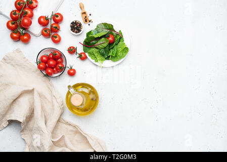 Italienische Küche Food Ingredients, kochen Frischer Sommersalat Zutaten und Gewürze. Kopieren Sie Platz für Text Stockfoto