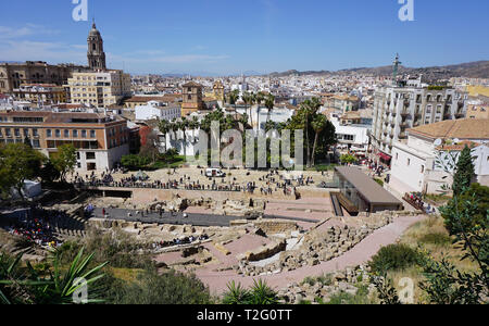 Blick von der Alcazaba im Teatro Romano (römisches Amphitheater) in Malaga Andalusien Spanien Stockfoto