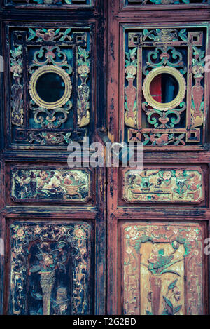 Hölzerne Tür in einem buddhistischen Tempel Komplex, Kunming, Provinz Yunnan, China Stockfoto