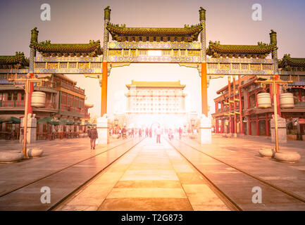 Peking Zhengyang Tor Jianlou in der Qianmen Straße in Peking, China. Wunderschöne Aussicht auf ein Wahrzeichen in Peking. Stockfoto