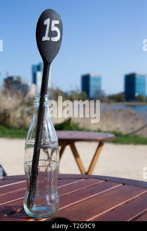 Bestellnummer 15 auf Holzlöffel geschrieben. Stockfoto