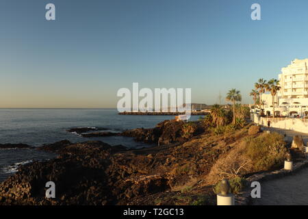 Felsigen Strand bei Sonnenaufgang auf der Insel Teneriffa auf den Kanarischen Inseln Stockfoto