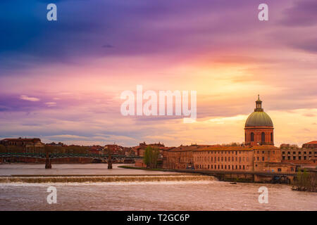 Die Kuppel des Hopital de La Grave in der Abenddämmerung über dem Fluss Garonne in Toulouse Stockfoto