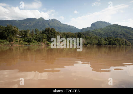 Karsk Gipfel vom Boot entlang des Nam Ou Flusses, Nong Khiaw, Muang Ngoi Bezirk, Provinz Luang Prabang Laos, Laos, Südostasien angesehen Stockfoto