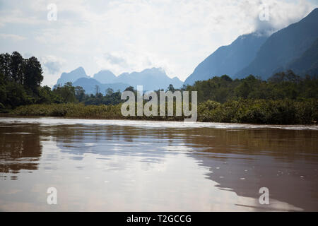 Karsk Gipfel vom Boot entlang des Nam Ou Fluss gesehen, Muang Ngoi Neua, Muang Ngoi Bezirk, Provinz Luang Prabang Laos, Laos, Südostasien Stockfoto