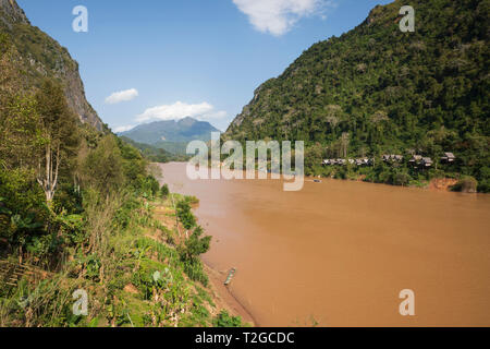 Blick gen Norden des Nam Ou Fluss im Dorf Nong Khiaw am Nachmittag, Sonnenschein, Muang Ngoi Bezirk, Provinz Luang Prabang Laos, Stockfoto