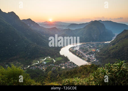 Sonnenuntergang über der Stadt Nong Khiaw und Nam Ou Fluss von der Pha Daeng Peak Viewpoint, Nong Khiaw, Muang Ngoi Bezirk, Provinz Luang Prabang, Northe Stockfoto