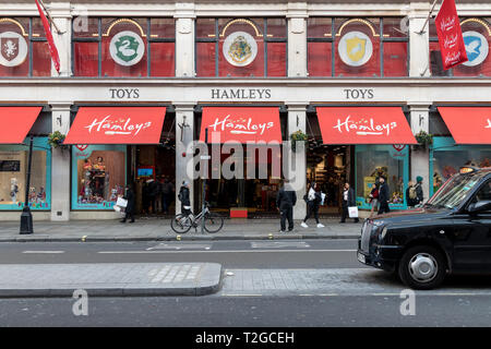 LONDON - 27. MÄRZ 2019: hamleys Toy Store in der Regent Street in London. Stockfoto