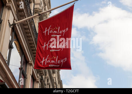 LONDON - 27. MÄRZ 2019: hamleys Toy Store in der Regent Street in London. Stockfoto