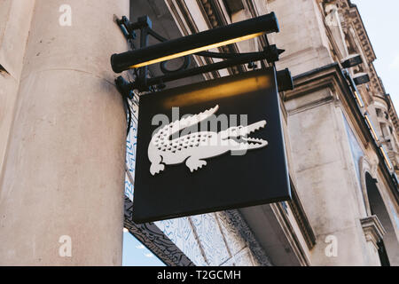 LONDON - 27. MÄRZ 2019: Lacoste Store in der Regent Street in London. Stockfoto