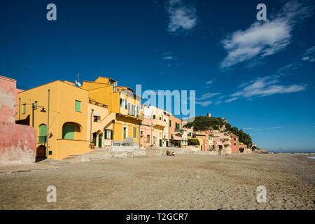 Bunte Häuser am Strand, Alassio, Finale Ligure, Riviera di Ponente, Ligurien, Italien Stockfoto