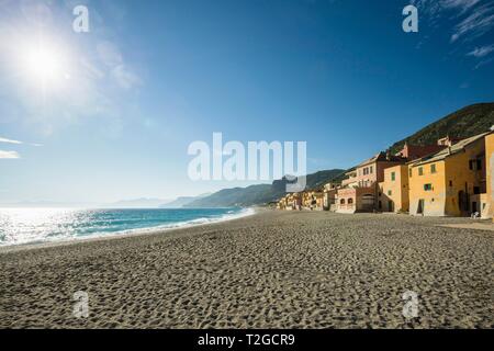 Bunte Häuser am Strand, Alassio, Finale Ligure, Riviera di Ponente, Ligurien, Italien Stockfoto