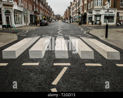 Großbritanniens erste '3D' Zebrastreifen wurde am St John's Wood High Street, Westminster City Council als Teil einer 12-Tage-Testversion gemalt. Es wurde erstellt, nachdem der Sorge um die Straßenverkehrssicherheit von Anwohnern und einer nahe gelegenen Schule angehoben wurden. Mit: Atmosphäre, Wo: London, Vereinigtes Königreich, wenn: 02 Mar 2019 Credit: Wheatley/WANN Stockfoto