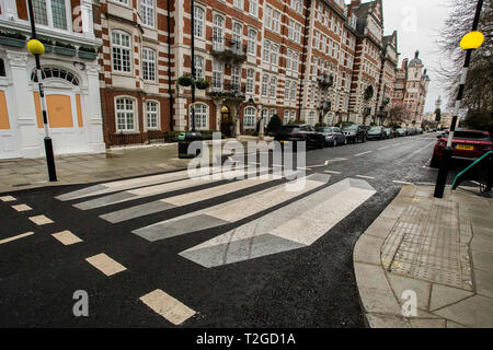 Großbritanniens erste '3D' Zebrastreifen wurde am St John's Wood High Street, Westminster City Council als Teil einer 12-Tage-Testversion gemalt. Es wurde erstellt, nachdem der Sorge um die Straßenverkehrssicherheit von Anwohnern und einer nahe gelegenen Schule angehoben wurden. Mit: Atmosphäre, Wo: London, Vereinigtes Königreich, wenn: 02 Mar 2019 Credit: Wheatley/WANN Stockfoto