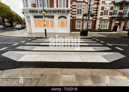 Großbritanniens erste '3D' Zebrastreifen wurde am St John's Wood High Street, Westminster City Council als Teil einer 12-Tage-Testversion gemalt. Es wurde erstellt, nachdem der Sorge um die Straßenverkehrssicherheit von Anwohnern und einer nahe gelegenen Schule angehoben wurden. Mit: Atmosphäre, Wo: London, Vereinigtes Königreich, wenn: 02 Mar 2019 Credit: Wheatley/WANN Stockfoto