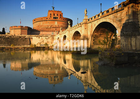 Das Mausoleum des Hadrian, in der Regel in Castel Sant'Angelo und Aelian Brücke bekannt. Stockfoto