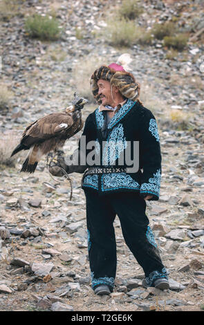 Bayan Ulgii, Mongolei, 3. Oktober 2015: Kasachische eagle Jäger mit seinem Adler r Stockfoto