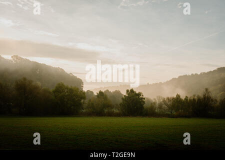 Morgennebel über britische Landschaft Stockfoto